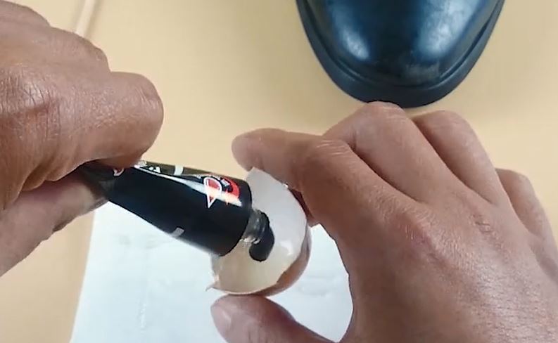 皮鞋破皮修复的最有效方法,皮鞋蹭掉一丁点怎么办