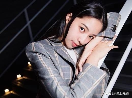 欧阳娜娜和妹妹欧阳娣娣拍视频,欧阳娜娜的妹妹欧阳娣娣的发型