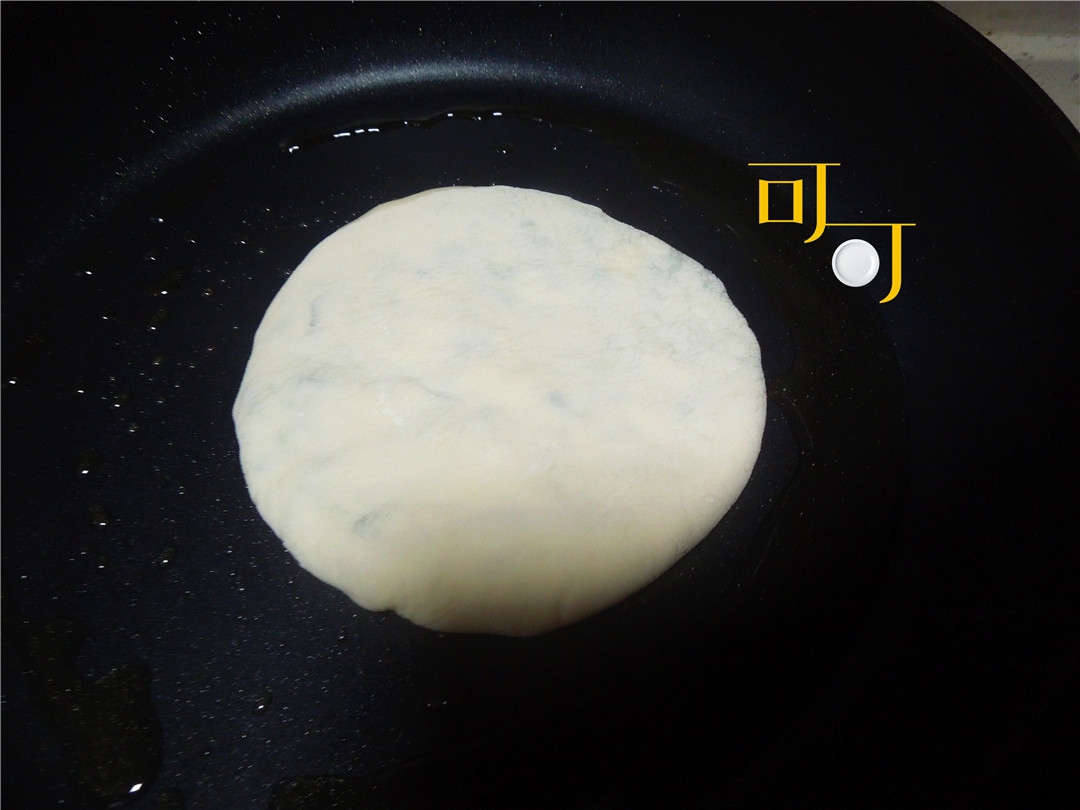 家里多出的饺子馅怎么办？做两个煎饼吃，太香啦