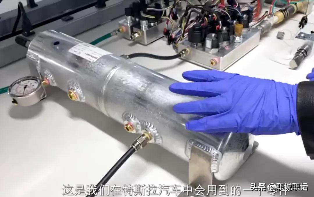 *博兰**基尼口罩、苹果面具、迪奥洗手液、戴森呼吸机大牌跨界这样干