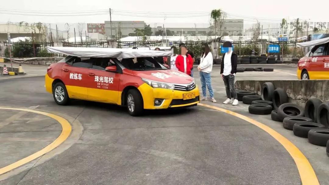 学员左右不分的搞笑教学,驾校学员左右不分