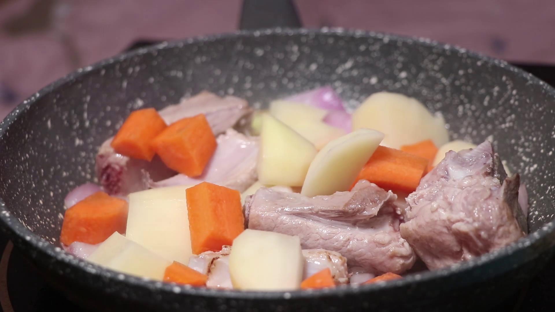 排骨焖饭加菜一锅出,排骨焖饭酱汁香辣口味