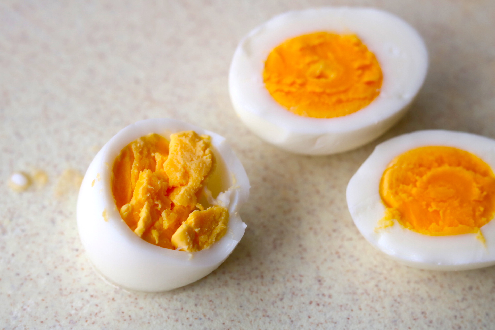 鸡蛋蛋黄发黑还能吃吗,为什么有些鸡蛋蛋黄发黑