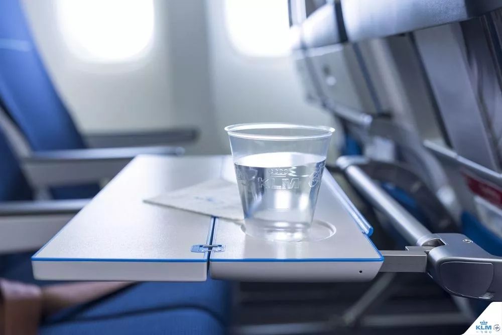 坐飞机耳朵疼活动哪个部位,坐飞机耳朵疼是什么原因导致的