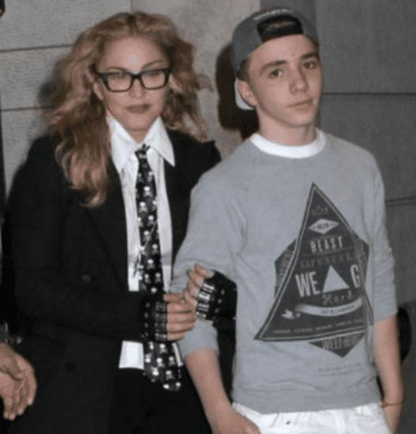 麦当娜与小36岁黑人男友外出,边走边按摩,犹如“祖孙恋”一般