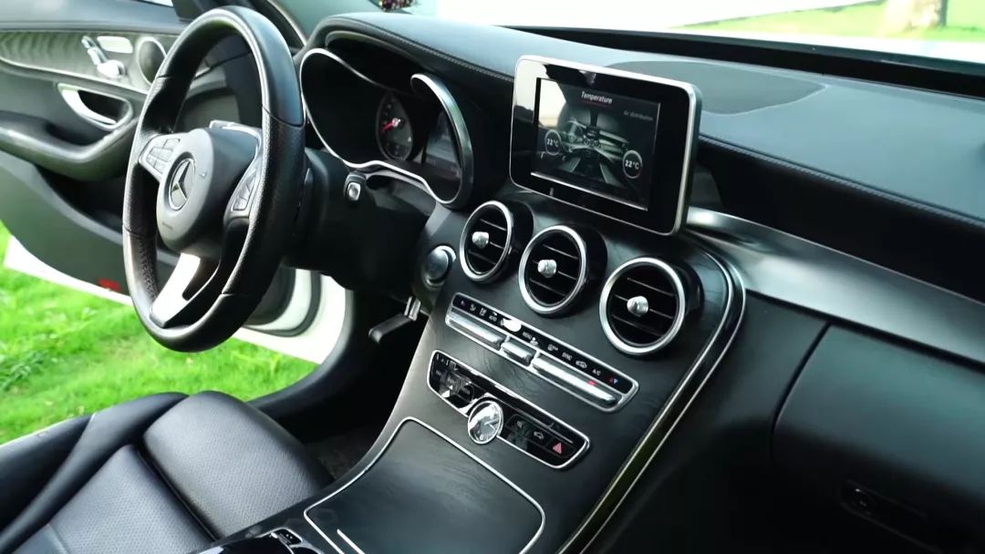 评两代奔驰C级：颜值就是战斗力