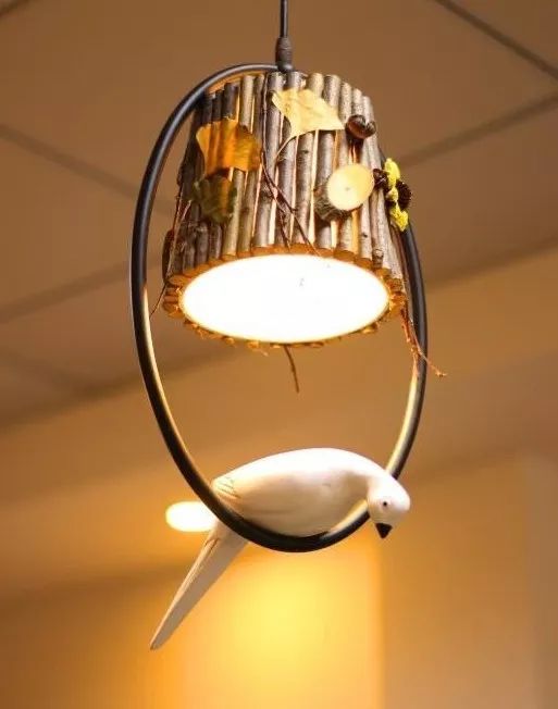 她31岁放弃北漂高薪，回归森林“捡垃圾”，用树叶打造出人间仙境