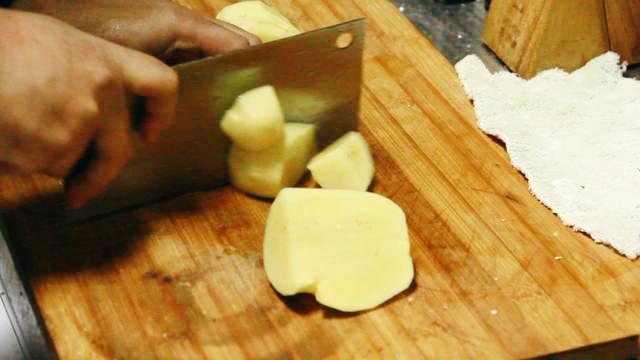 别再吃大盘鸡了！很多吃过的人为啥做不到？试着炒一次，忘掉很难