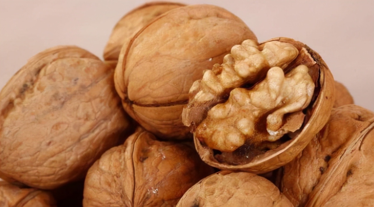 长期吃核桃对人身体有什么好处,经常吃核桃对身体有什么好处