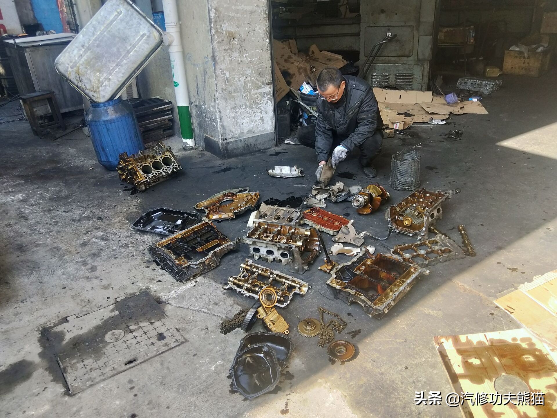 16款奥迪a6l2.5自吸发动机漏油,奥迪a6l2.4免拆烧机油处理靠谱吗