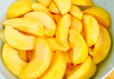 黄桃很好吃甜而不腻很新鲜,又脆又甜的本地黄桃