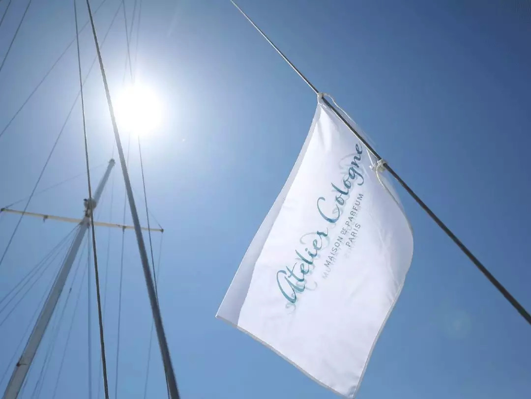 rihanna只靠副业微商赚6个亿,rihanna副业赚多少钱