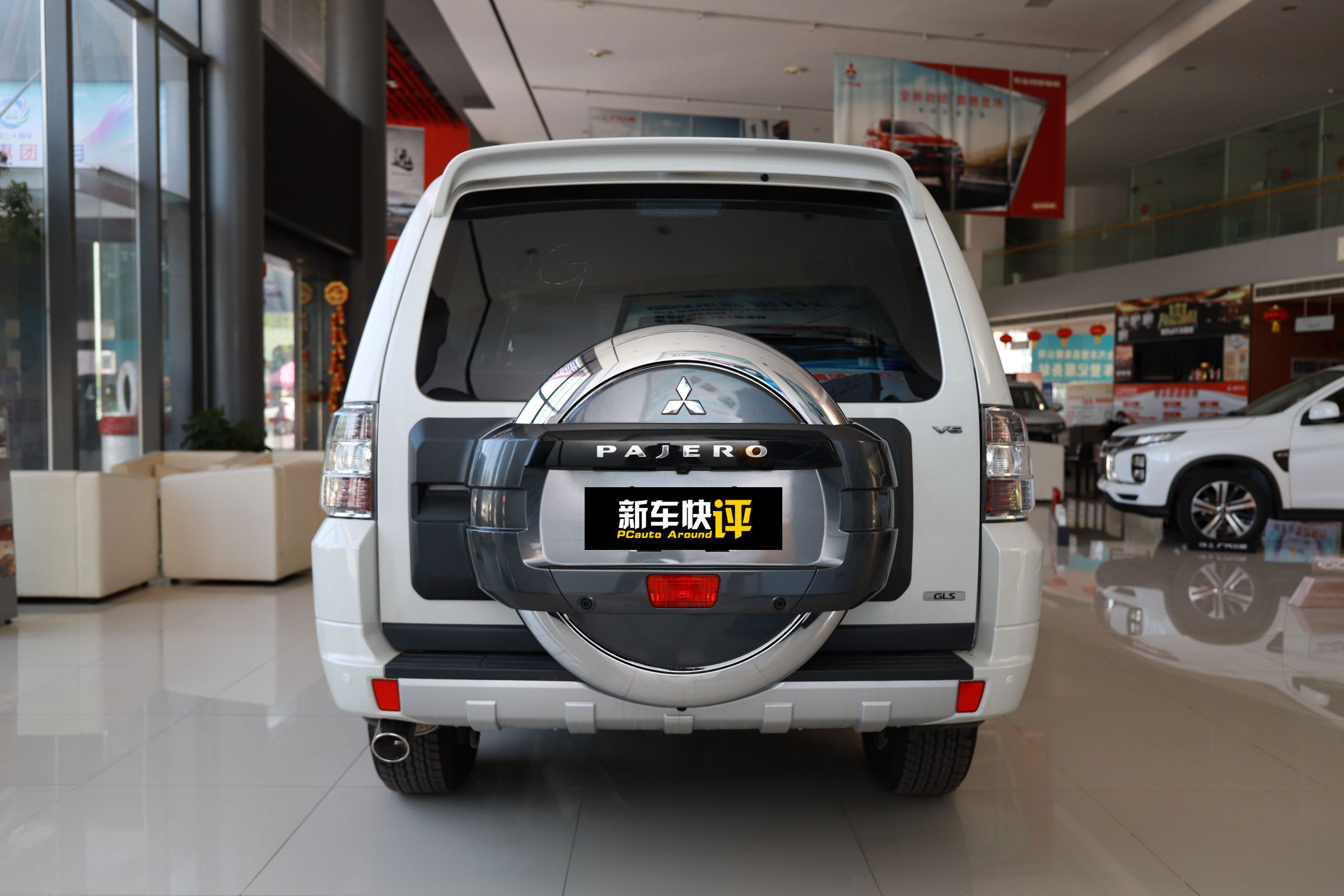 帕杰罗v77与lc100陆巡4500哪个好,2020款三菱进口帕杰罗越野视频