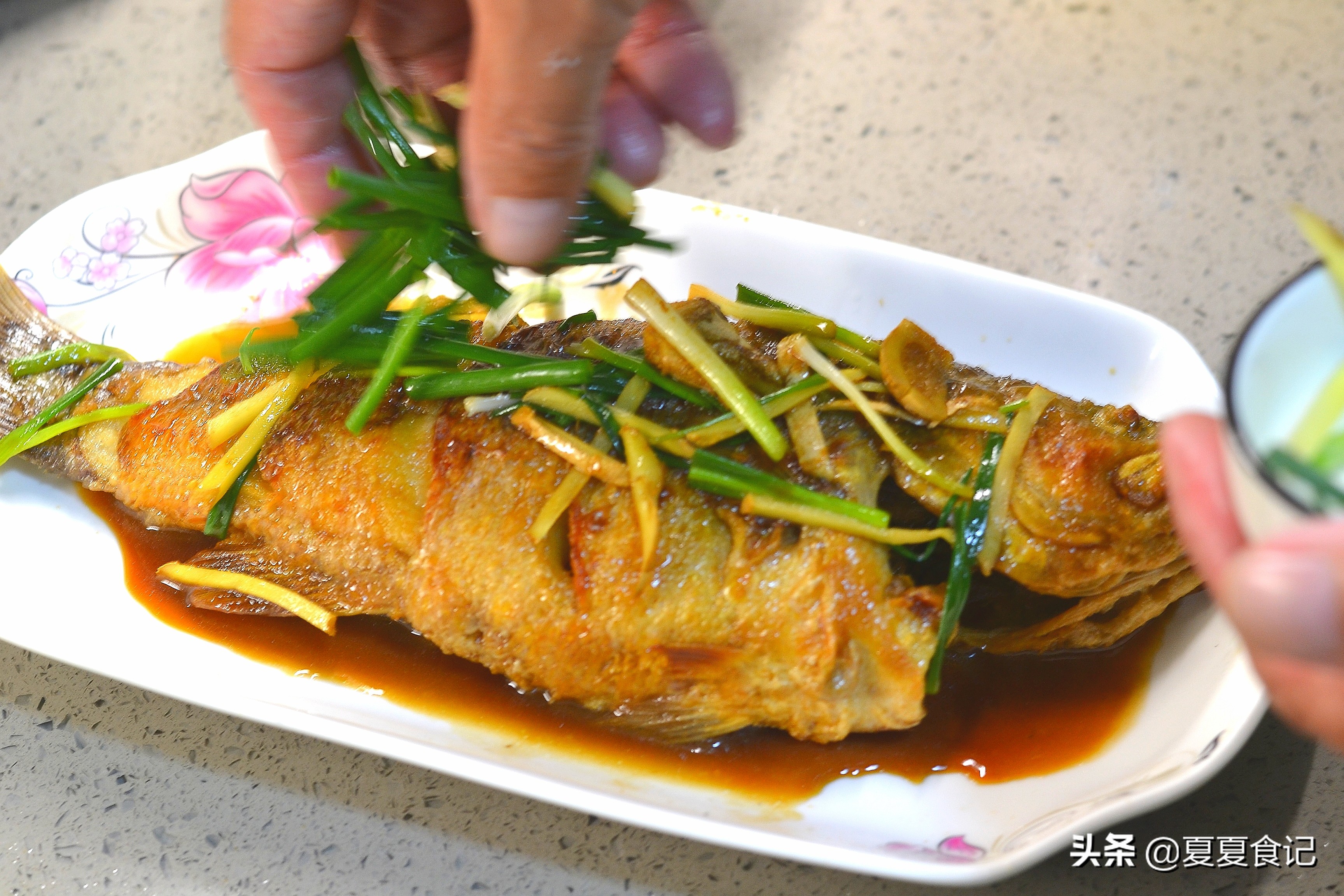 红烧鱼不煎不炸如何调配酱汁,红烧鱼教你正确做法鲜香入味