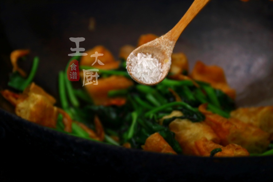 菠菜炒油条的家常做法简单又好吃,油条的家常菜做法简单又好吃