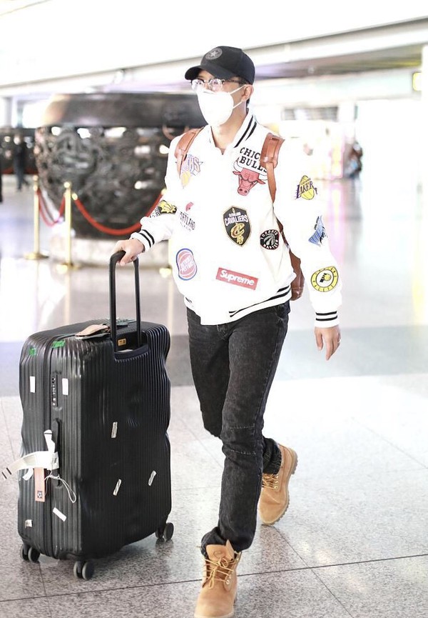 韩庚幸福肥太明显，穿棒球服搭牛仔裤低调复工，难掩健硕身材