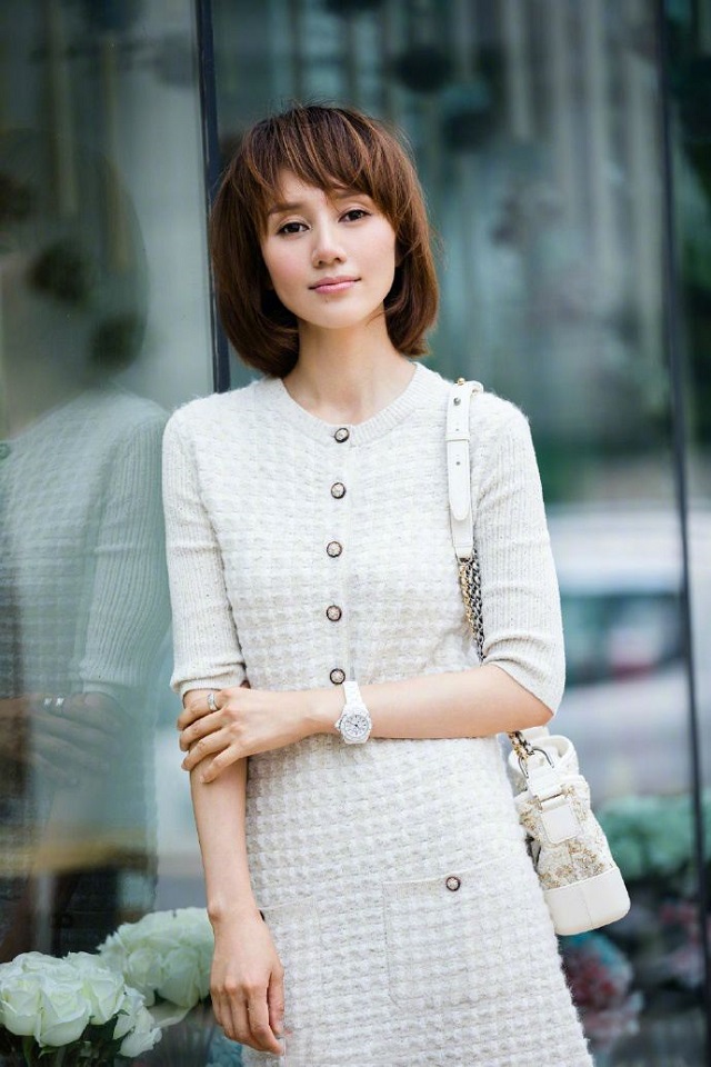 米白色外套内搭什么颜色打底衫,瓦蓝外套内搭什么色打底衫好看