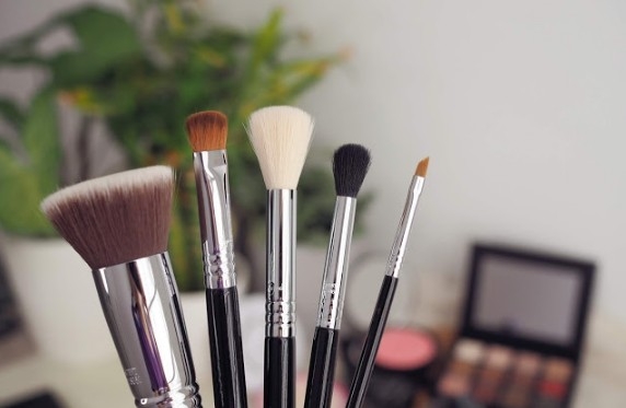 一套眼影刷可以用不同的眼影盘吗,新手眼影化妆入门买什么样的眼影