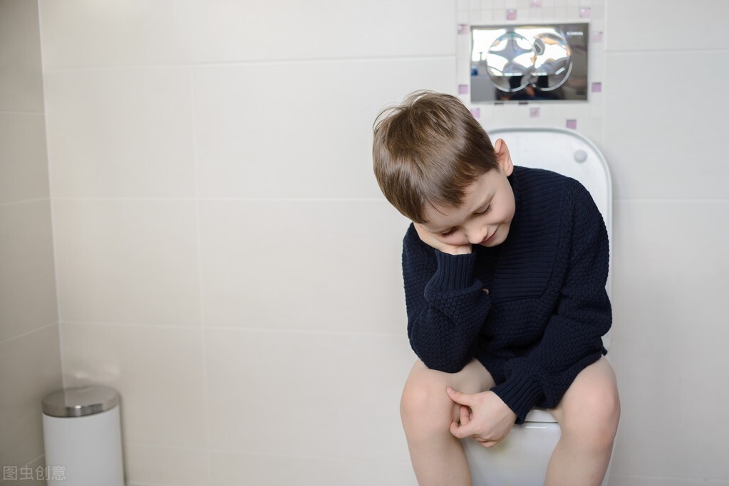 孩子为什么不在幼儿园大便,为啥小孩不愿意在幼儿园拉屎