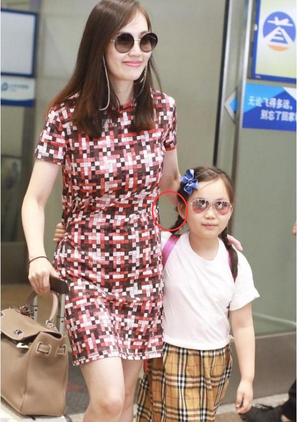 马蓉女儿王子珊近照曝光,马蓉衣着时尚现身机场