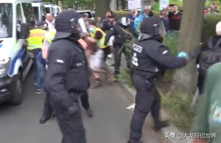 德国警察抓抗议者,德国警察打击骚乱