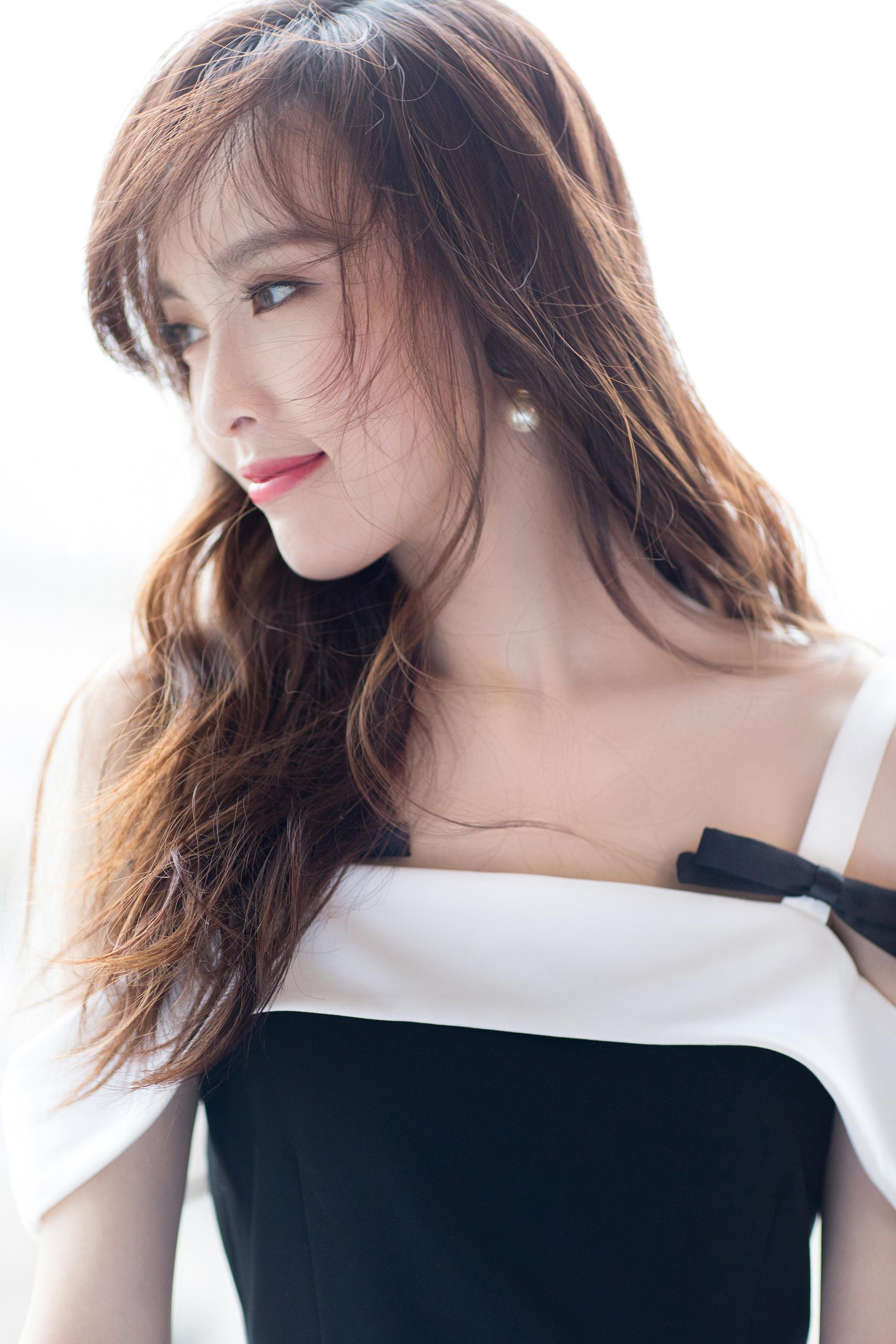 唐嫣晒照凹少女感,唐嫣晒出一组时尚美照