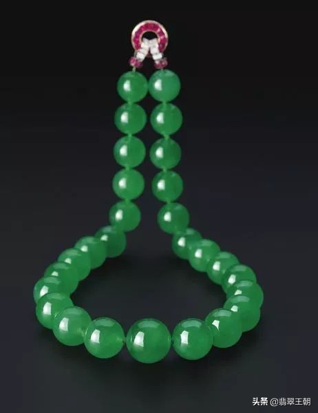 史上最贵的翡翠项链是什么,世界上最贵的帝王绿翡翠珠链套装