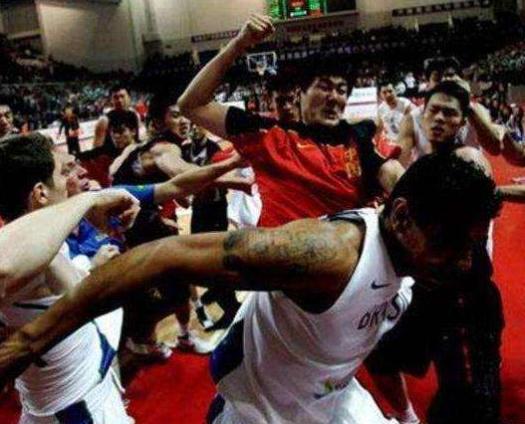 易建联当年在nba的实力,易建联在国际赛场上的霸气视频