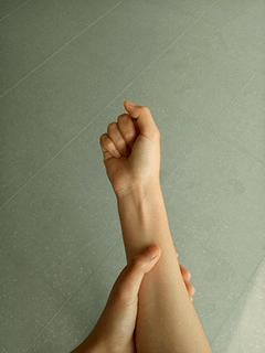 太神奇了！这9个动作天天练，全身经络都疏通了（附真人示范）