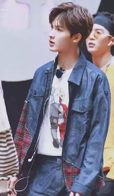 优衣库kaws联名连帽卫衣,优衣库联名kawst恤