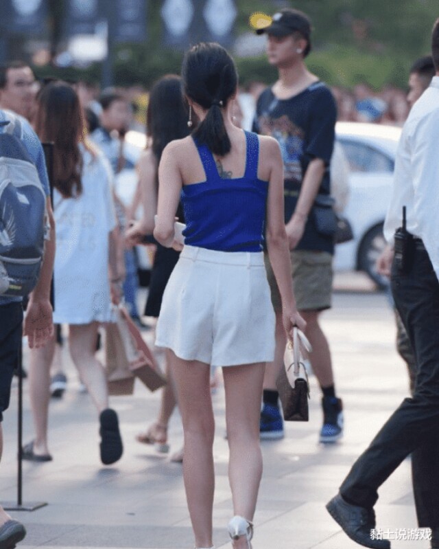 阿姨这个衣服很特别，一个布条非要用绳子吊着，有必要吗