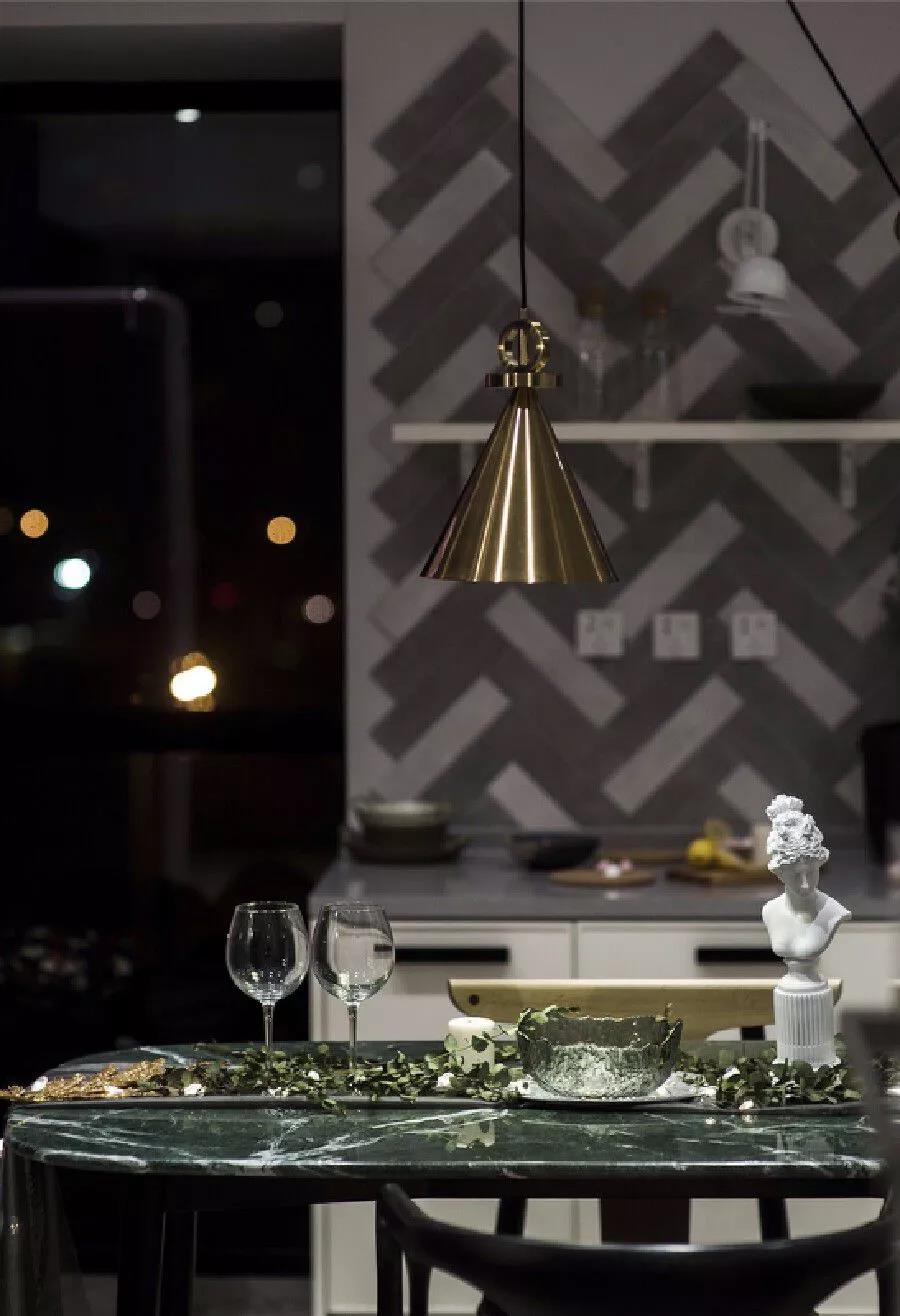 330㎡跃层,还附带阁楼,难怪朋友说像别墅,太大气了!尤其客厅