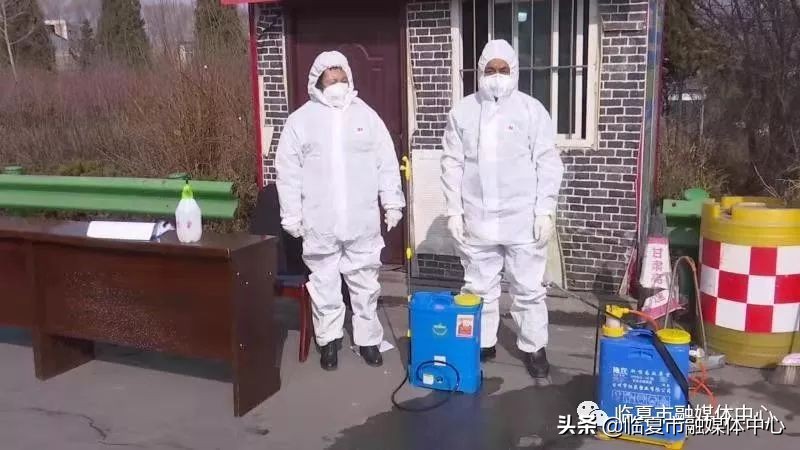 临夏汽车站、高速路口设卡测量体温有序做好疫情防控工作