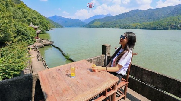 桐庐夜游富春山居景区,桐庐富春江夜游和白天游