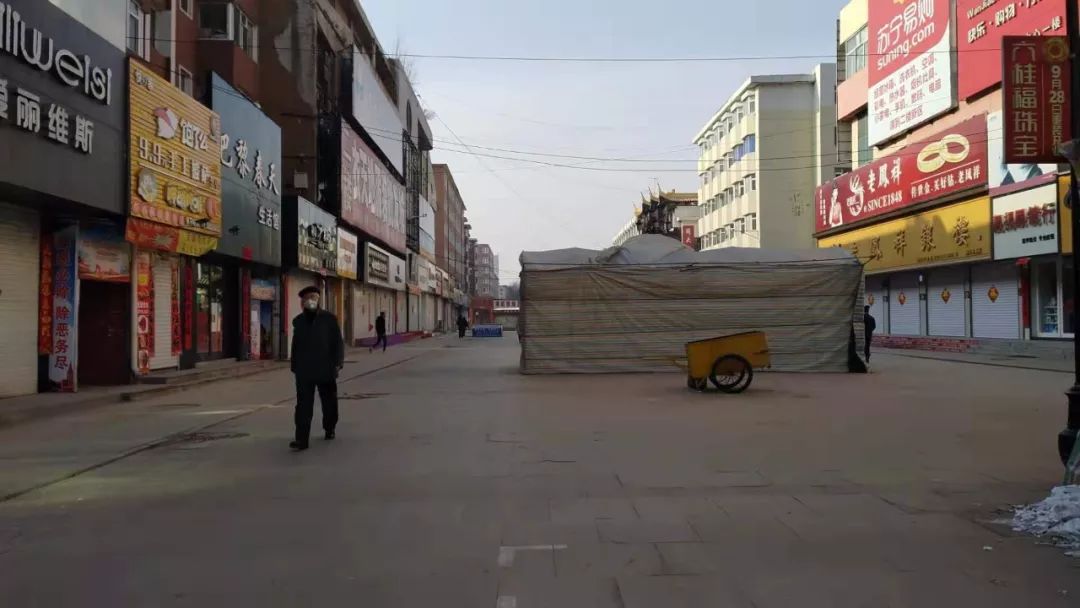 疫情下的县城夜晚照片真实,疫情时期农村的真实生活