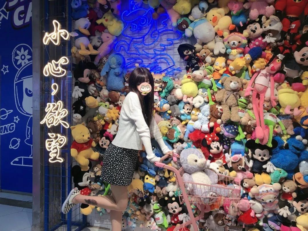 米奇、轻松熊、皮卡丘...西安正版娃娃机店！抓到就是赚