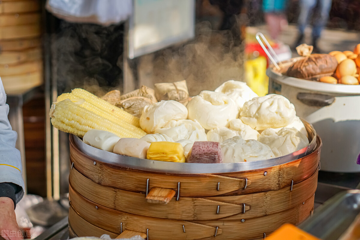 农村小伙摆摊创业每天赚2千,卖早餐一年能赚30万