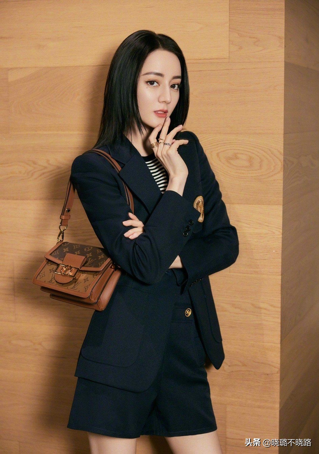 一件黑西装多种穿法,教你最实用的西装穿搭技巧