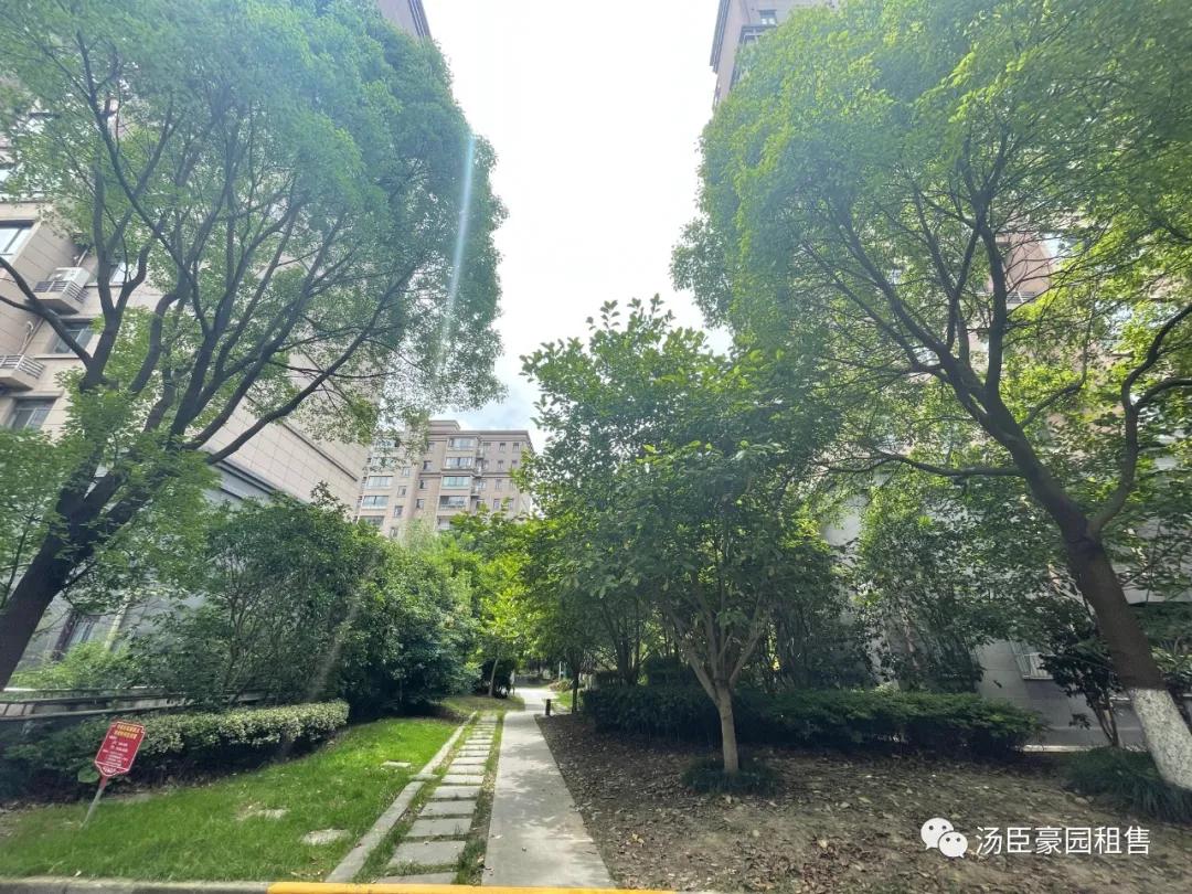 张江汤臣豪园四期新出精装修三房,业主自住保养不错,诚售1800W