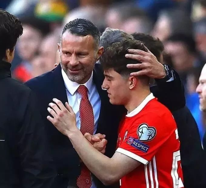 曼联官宣签下范德贝克,曼联同意8000万英镑签下马奎尔