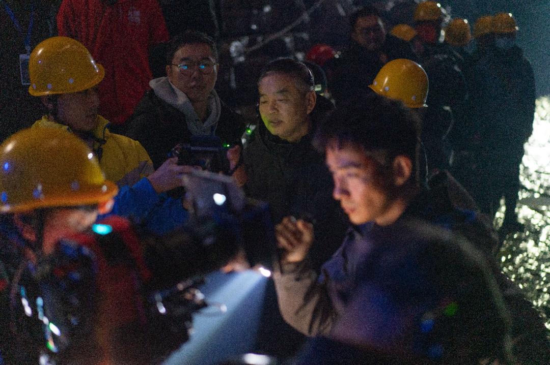 峰暴电影朱一龙怎么拍摄的,朱一龙徒手攀岩花絮