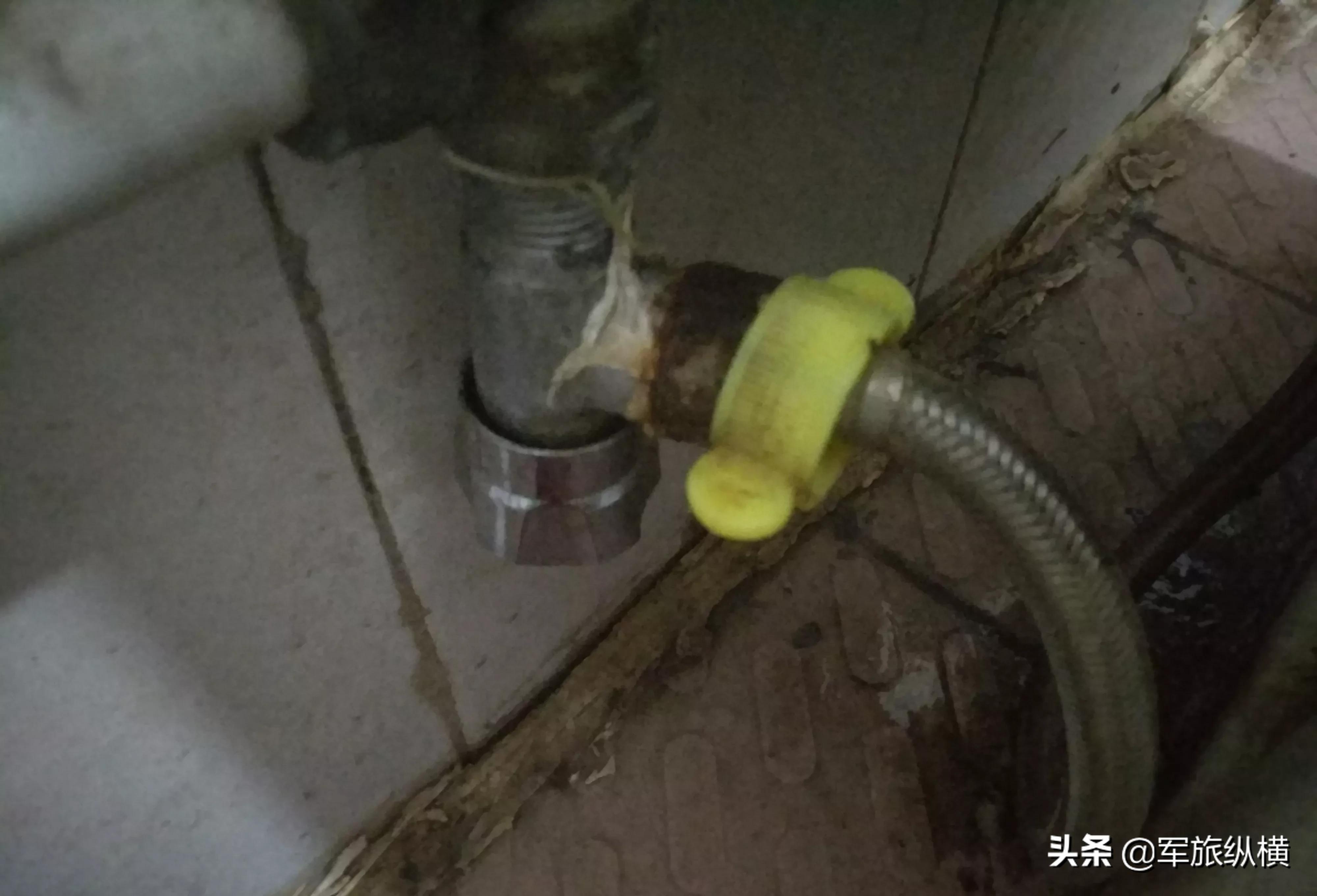 马桶一直上水不停的维修方法,坐厕马桶上水不停怎么办