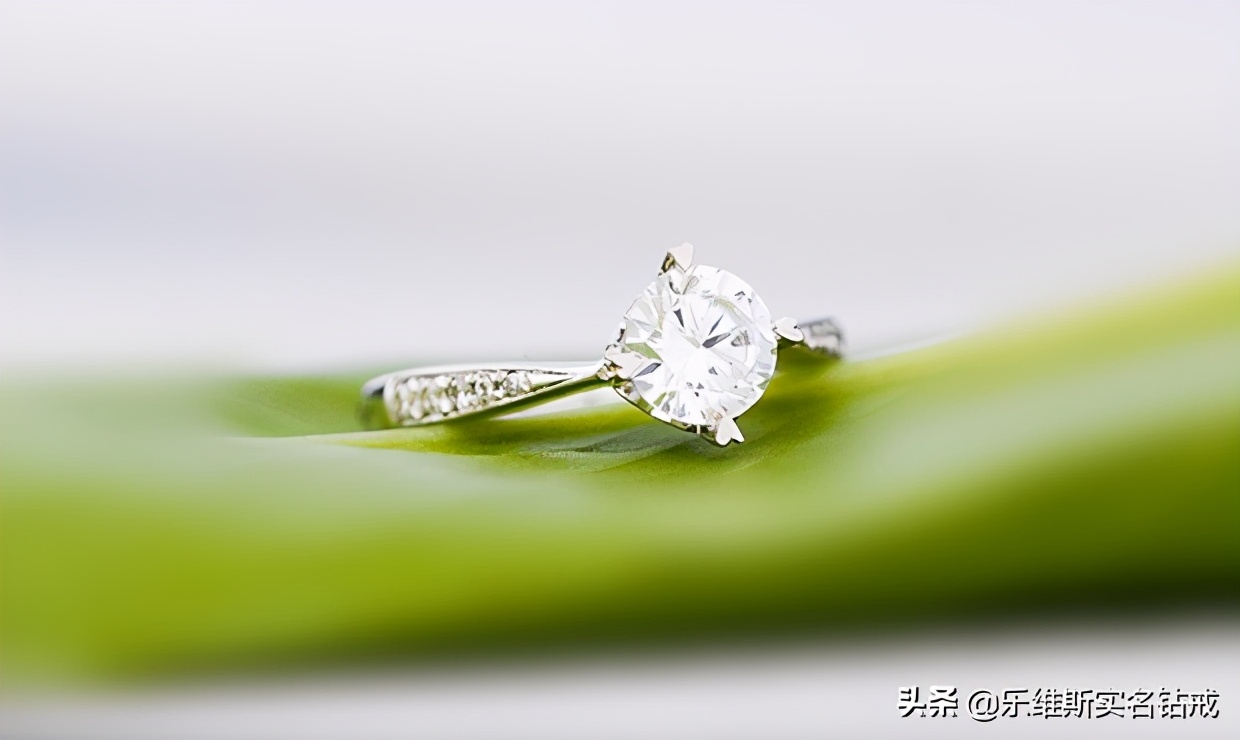 圣诞节订婚钻戒选择哪个品牌好,黄金婚戒的选购指南