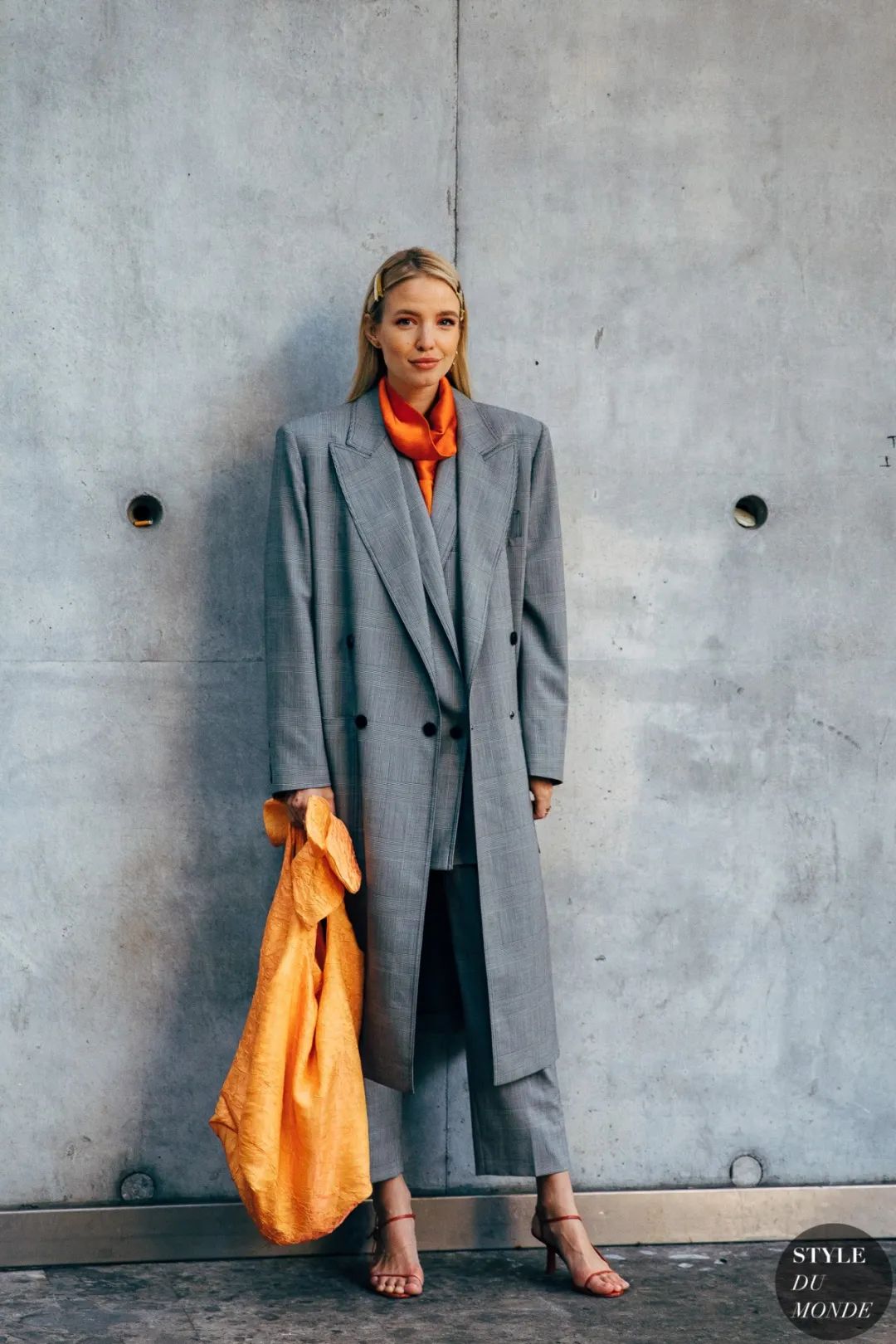 你还在买这么贵的大衣吗,买了件比较贵的大衣有些后悔