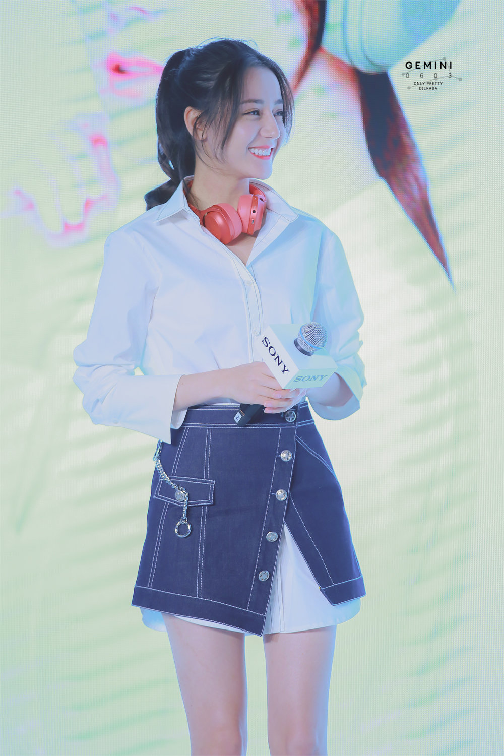 今年流行这样穿白衬衫牛仔裙,牛仔衬衫裙该搭配什么鞋子好看