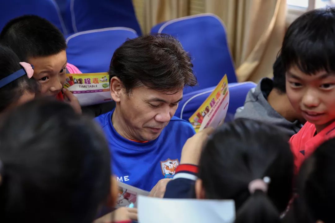 鄂老甲A走进傅家坡小学足球少年与前亚洲第一高中锋切磋球技