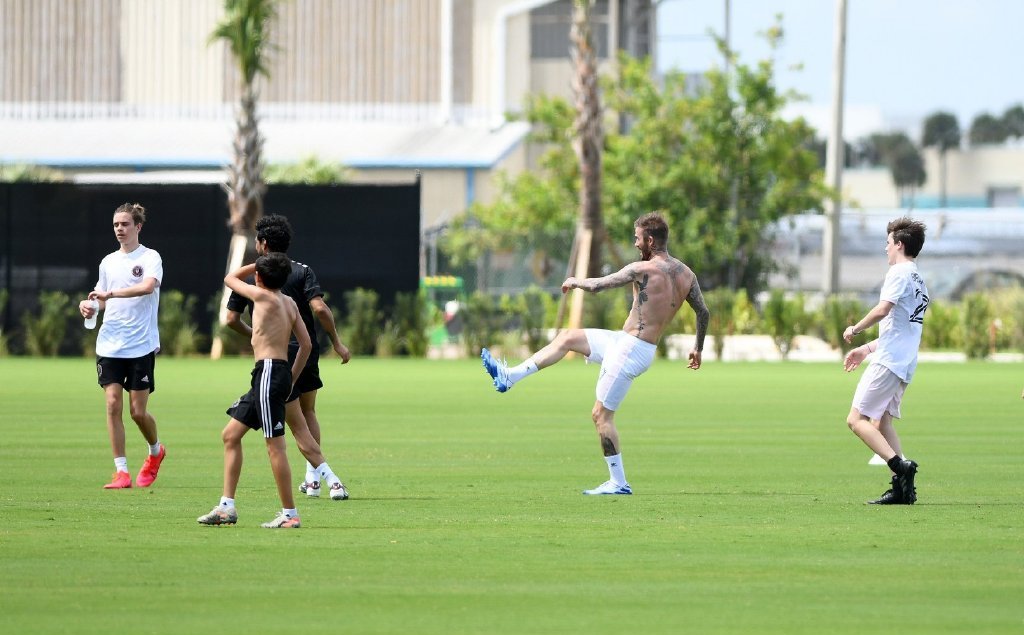 贝克汉姆55分身材,贝克汉姆三儿子克鲁兹肌肉