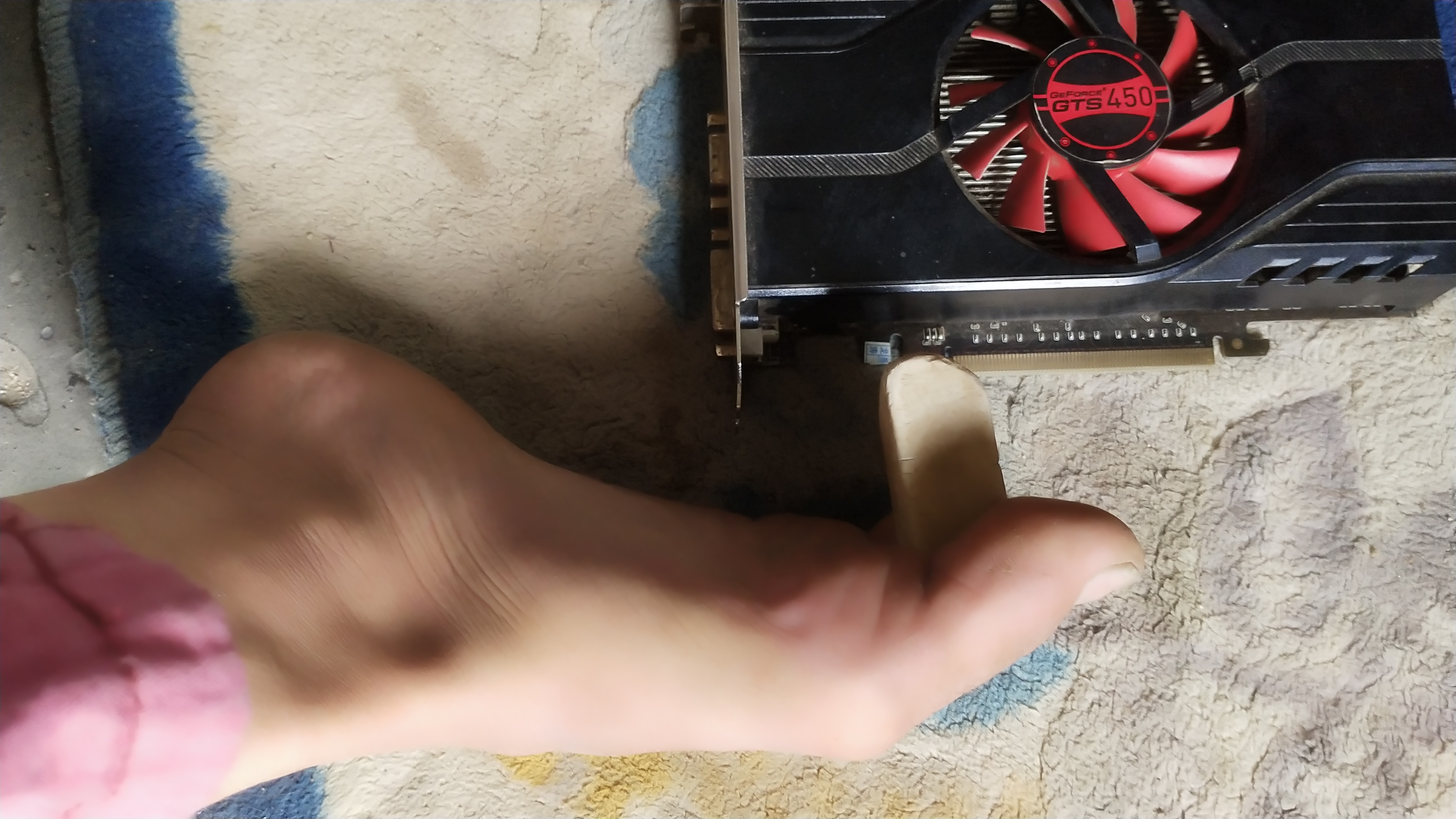 脑瘫小伙用脚详写电脑开机黑屏的原因以及解决方案