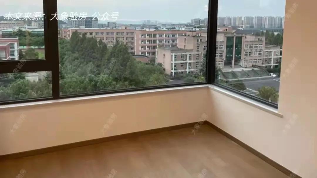 收房发现墙顶维修痕迹,精装房交房时踢脚线乳胶漆脱落