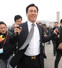 有钱有貌有才的首富，也捐过42.1亿现金做慈善，如今自救你支持么